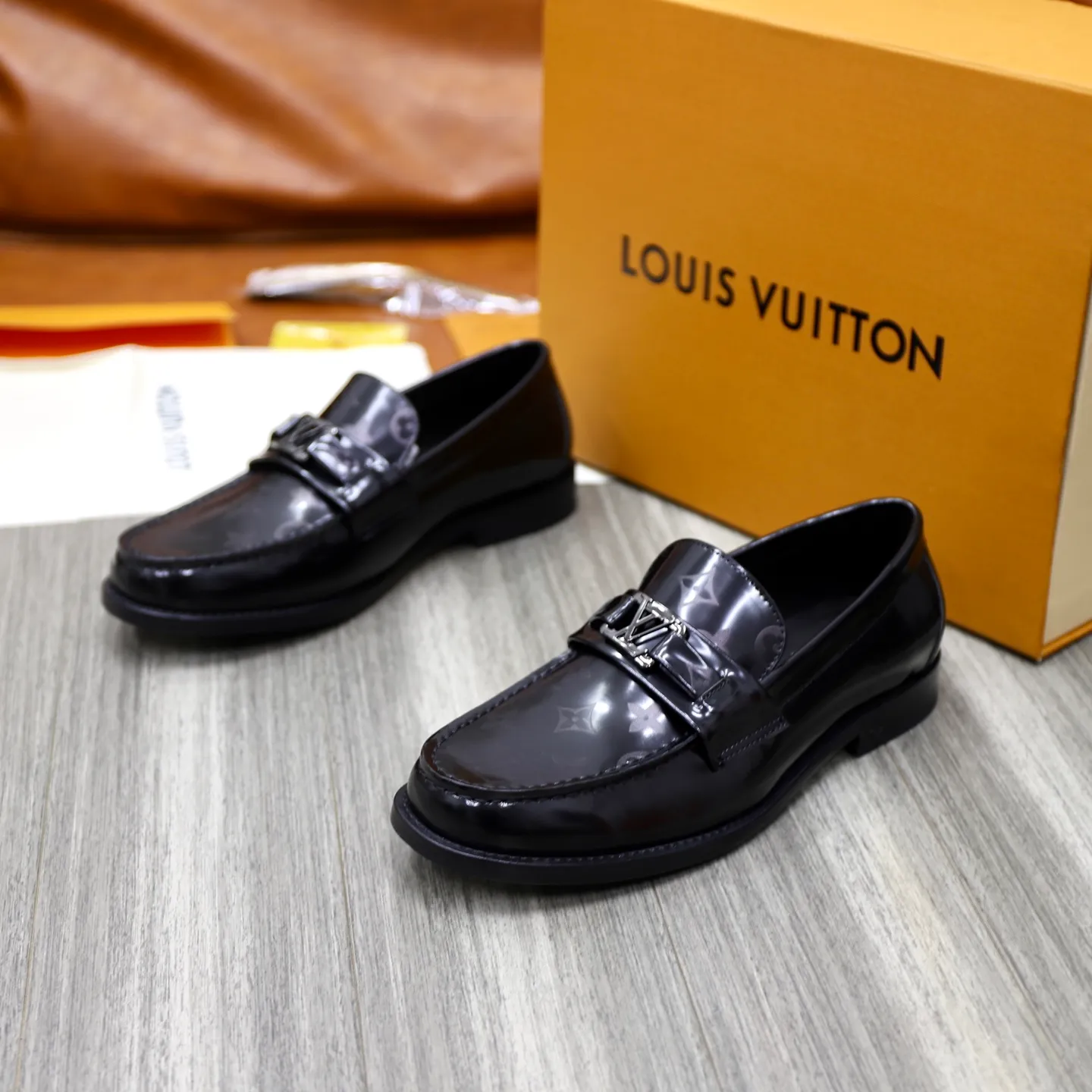 Men's shoes 💰: 💰900LV Louis Vuitton slip-on loafers, top quality products produced in Dongguan, ready for sale! This LV Glove loafer is made of selected soft cowhide, with a slightly wrinkled leather surface and a very high-end texture. Each pair is unique. The leather surface is light and soft, with a fine texture and good luster. It is a classic loafer style, with exquisite handmade mark stitching on the toe, and a square toe configuration to highlight the classic style. The horizontal band has hot-printed LV three-dimensional letters, semi-solid handcrafts and a genuine leather outsole, and a rubber patch on the heel to create wear-resistant performance and comfort. One of the must-have loafers for men! Comes with full original packaging! Code number: 38-39-40-41-42-43-44 (38, 45, 46 customized) standard leather shoe code